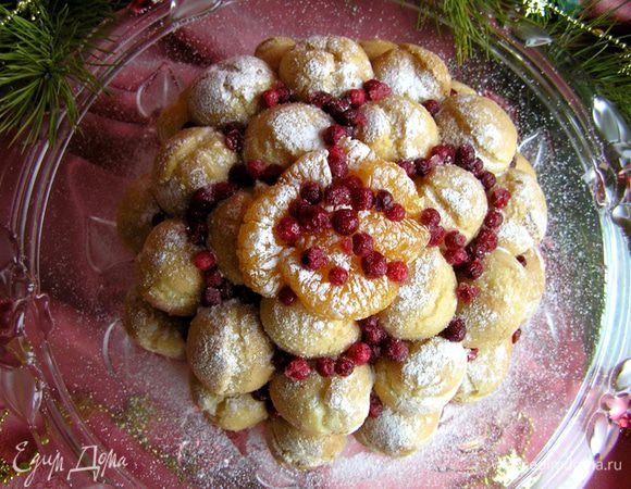 украсить дольками мандарина и брусникой. Посыпать сахарной пудрой и подавать! Приятных вам праздников! :)