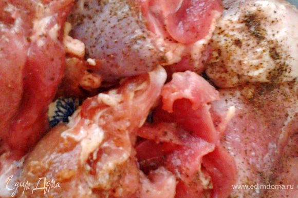 Подготовка мяса: Нарезать мясо на порционные куски. Удалить лишний жир, оставив лишь немного с края. Это придаст мясу сочность. Посолить и поперчить с обеих сторон