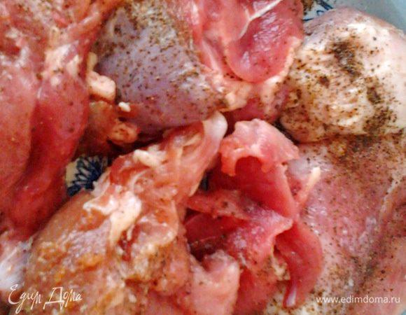 Подготовка мяса:

Нарезать мясо на порционные куски. Удалить лишний жир, оставив лишь немного с края. Это придаст мясу сочность. Посолить и поперчить с обеих сторон