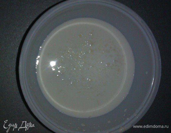 Залить желатин сливками и оставить набухать в течение времени, указанного в инструкции на упаковке (у меня быстро набухающий, жду 10 мин) Количество желатина зависит от Ваших вкусов (если возьмете 15 г - в итоге получите более воздушный десерт, любителям крепкого желе советую взять 20 г.)