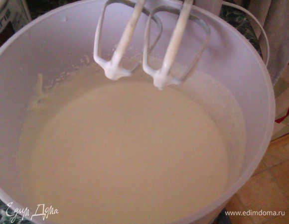 В чаше миксера взбить сметану с сахаром и ванильным сахаром (до растворения сахара)
