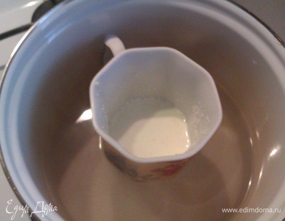 Набухший в сливках желатин распустить на водяной бане. Я для этого ставлю на огонь кастрюлю с водой, переливаю желатин со сливками в высокую керамическую чашку, которую ставлю в кастрюлю, когда вода в ней закипит. Постоянно помешиваю сливки с желатином до полного растворения последнего. Выключаю огонь.
Важно: смесь не должна закипеть!!!!