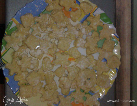 Вырезанные кусочки теста сложить на широкую тарелку, присыпанную мукой.
Вот, что у нас получилось.