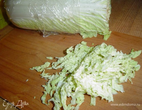 Нарезаем полосками зеленую часть пекинской капусты и руками слегка обжимаем. Салатные листья и огурцы так же нарезаем полосками. Лук очищаем и нарезаем полукольцами. Помидорки разрезаем пополам, горошек и мексиканскую овощную смесь отцеживаем. Все подготовленные ингредиенты аккуратно перемешиваем.
Готовим соус, для этого соединяем оливковое масло,сок лимона, соевый соус, соль, перец и взбиваем венчиком. Этим соусом заправляем наш салат.
А для того, чтобы наш вкусный и полезный салат стал незабываемым, подготовим для него необычную вазу из тыквы, вырезав своими руками на ней цветы, а из редьки-дайкон и моркови двух павлинов.
Приятного аппетита!