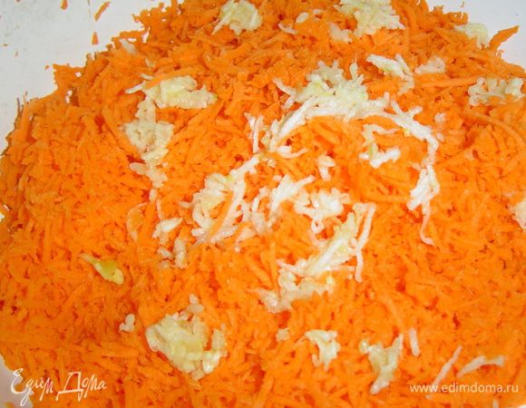 Морковь очищаем и натираем на мелкой терке, с чесноком поступаем так же.