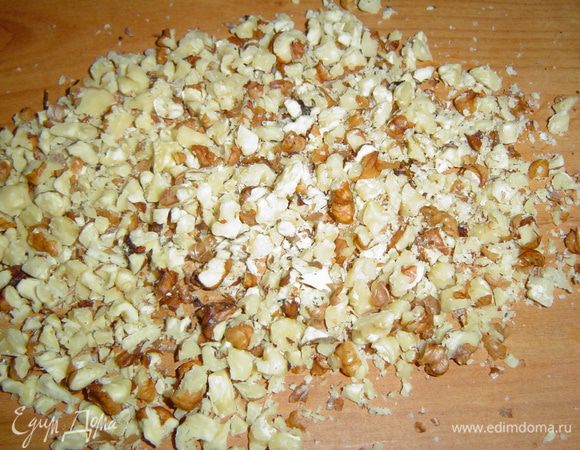 Грецкие орехи измельчаем с помощью ножа или скалки.