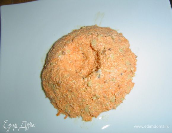 Берем большую тарелку,в центр выкладываем салат горкой,в центре делаем углубление,