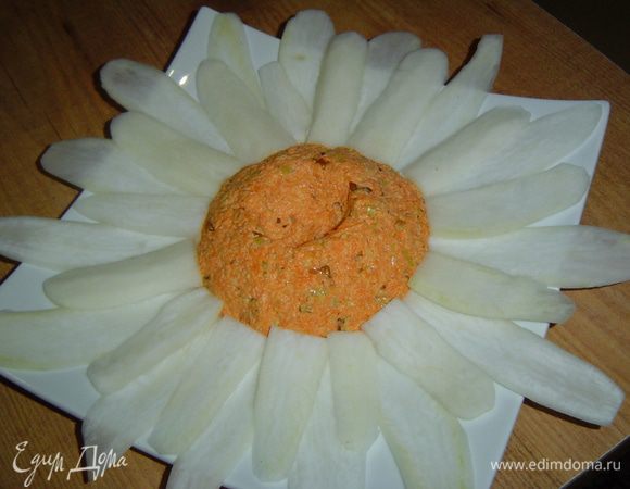 Эти лепестки выкладываем по периметру салата.