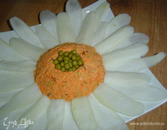 В углубление  кладем зеленый горошек,а в центр помещаем кружочек из яичного белка. 