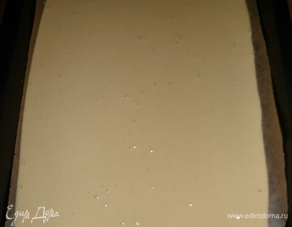 Яйца взбиваем с сахаром,затем добавляем сухое молоко и ванилин,продолжая взбивать.Добавляем разрыхлитель и муку,перемешиваем.Выливаем тесто на лист застеленный пек. бумагой 