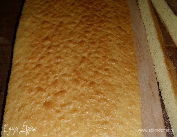 Остывший бисквит освобождаем от бумаги и отрезаем ровно края