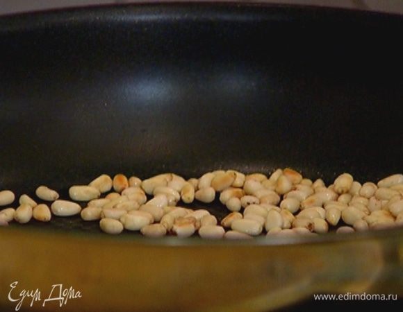 Кедровые орехи поджарить на сухой сковороде.