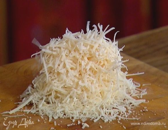 Весь пармезан натереть на мелкой терке.