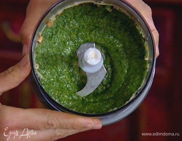 Приготовить соус песто: кедровые орехи, листья базилика и петрушки, чеснок, 2/3 натертого пармезана и 4 ст. ложки оливкового масла взбить в блендере в однородную массу.