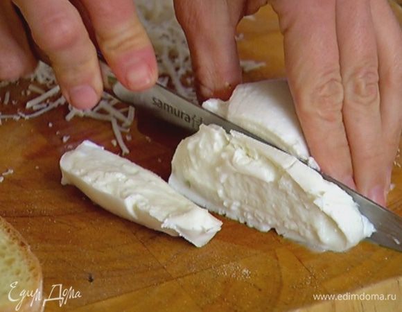 Моцареллу нарезать ломтиками.