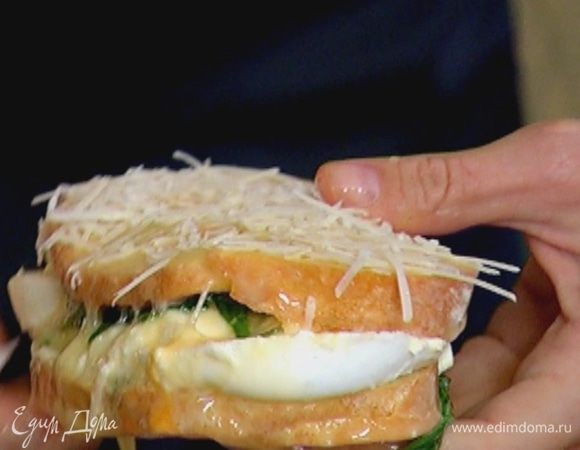 Яйца слегка взбить с молоком и обмакнуть бутерброд в эту смесь.