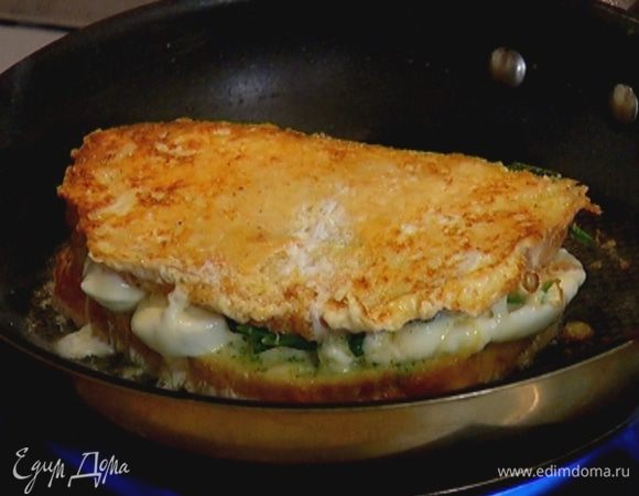 Посыпать бутерброд  половиной оставшегося пармезана, выложить в разогретую сковороду сыром вниз, посыпать оставшимся пармезаном. Обжарить с двух сторон до образования золотистой корочки.