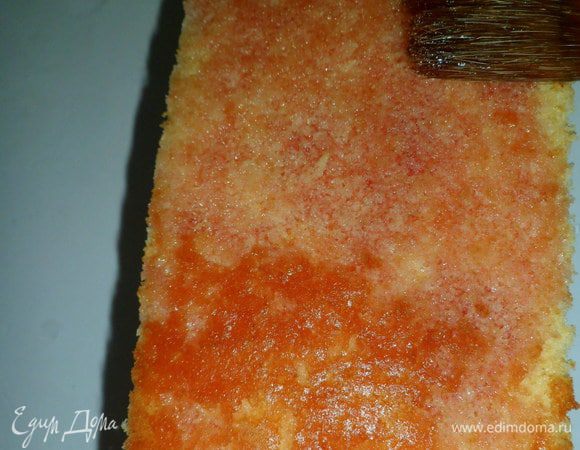 Берем первую половинку биквита и пропитываем сиропом
