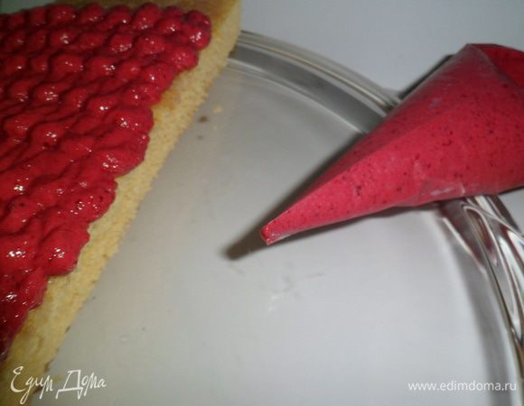  крем-мусс помещаем в мешочек с отрезаным кончиком и аккуратно покрываем бисквит
