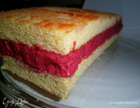 На крем укладываем вторую половинку бисквита и пропитываем сиропом
