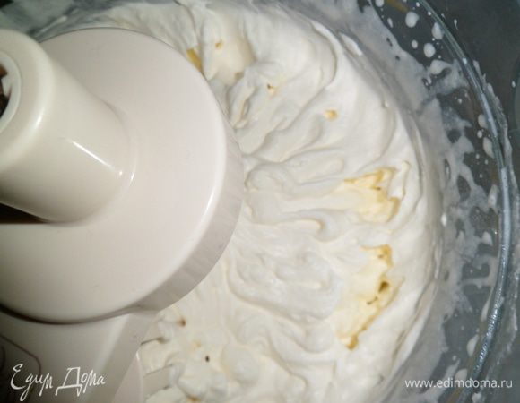 взбиваем сливки с загустителем и сах.пудрой и делим пополам