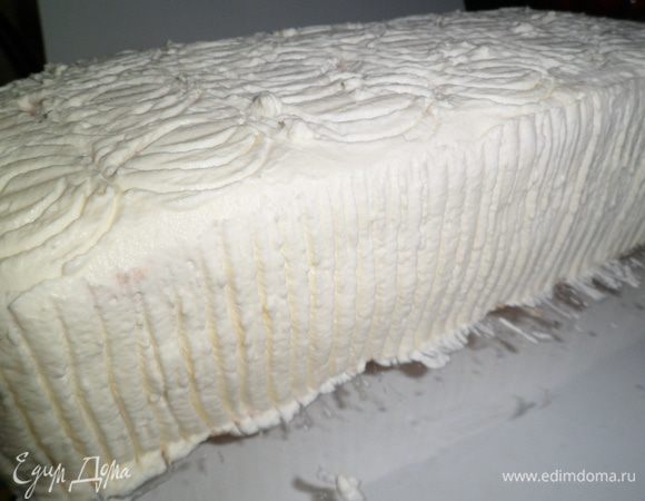Затем второй половиной взбитых сливок украшаем торт и делаем рисунок зубцами вилки