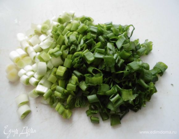 Лук помыть, просушить и нарезать. Разогреть в сковороде сливочное масло (я еще добавила немного оливкового, чтобы не горело) и тушить в нем лук где-то 5 минут. Остудить.