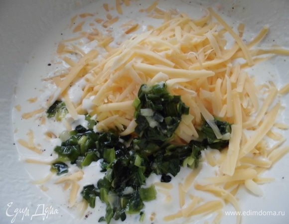 Натереть на крупной терке сыр. Яйца взбить со сметаной, посолить, поперчить, добавить щепотку мускатного ореха. Положить сыр и лук.