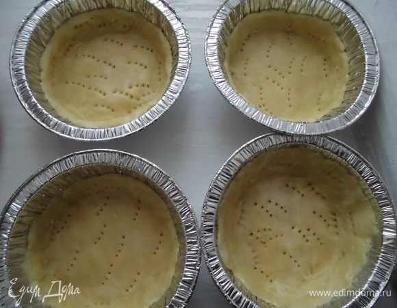 Духовку разогреть до 200 градусов. Тесто раскатать в тонкий пласт, и вырезать круги по размеру тарталеток и выложить в формочки. Я сразу разделила тесто на 8 кусочков и каждый раскатала в круг. Тесто наколоть вилкой и выпекать около 10 минут. 