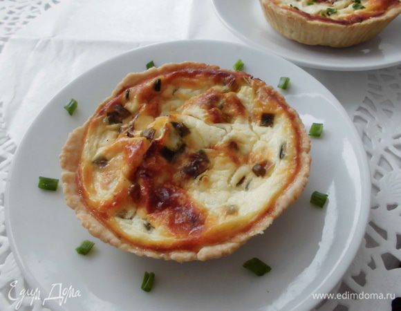 Наполнить формочки начинкой и выпекать еще минут 15-20 до полной готовности. Приятного аппетита!