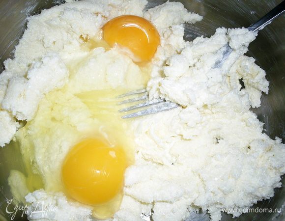 Масло комнатной температуры растираем с сахаром, добавляем яйцо (на фото я делала двойную порцию теста) и растираем до однородности.