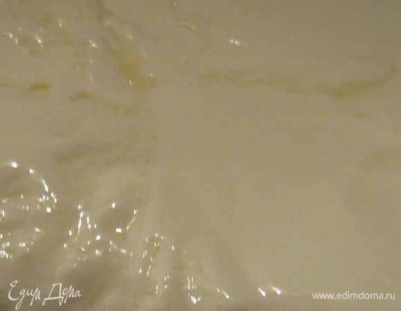 В результате брожения мы получаем массу, похожую по виду на йогурт. Показателем готовности будет то, что от основной массы отделится прозрачная сыворотка. 