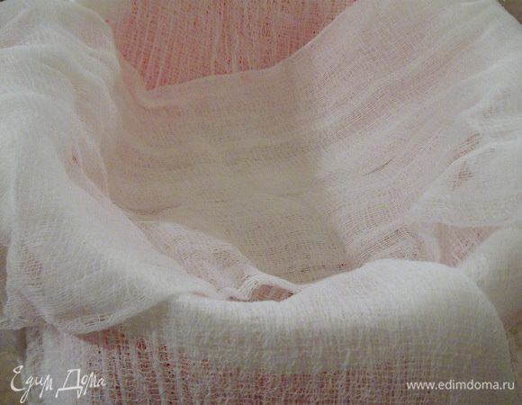 Дуршлаг ставим на кастрюлю и выстилаем марлей в 6 слоев (х/б тканью в 1 слой). В кастрюлю будет стекать сыворотка, поэтому дно дуршлага должно находиться выше дна кастрюли настолько, чтобы помещалось более 1,2 литра, стекающей туда жидкости. 