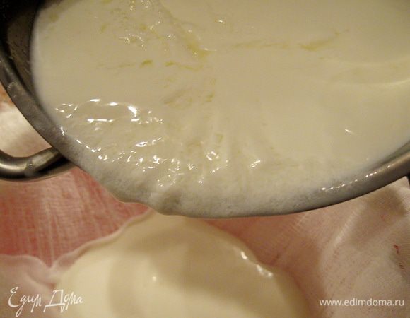 Переливаем получившуюся массу в дуршлаг. 