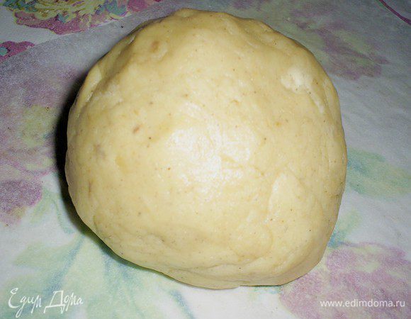 Добавляем к полученной массе корицу, измельченную гвоздику и натертый на мелкой терке имбирь. Перемешиваем. Всыпаем разрыхлитель и муку. Муку вводим постепенно. Тесто должно получится послушным и не липнуть к рукам.