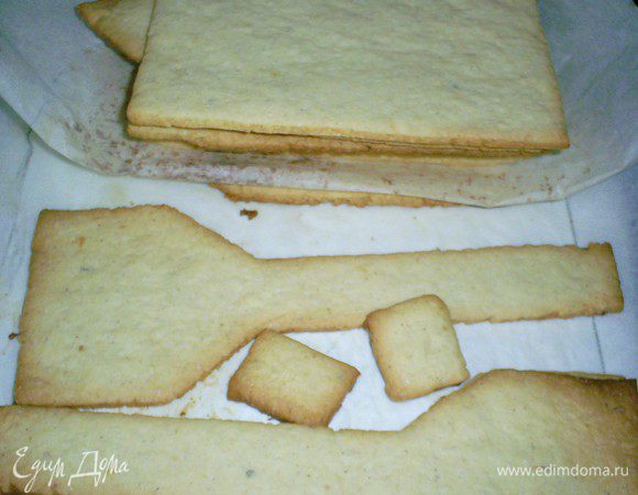 Приступаем к изготовлению деталей. Ниже в я добавила фото чертежа, который использовала сама. 1 клеточка на рисунке - 1 кв. см. Перечертите выкройку в натуральную величину, можете взять свои размеры, на бумагу. Все детали понадобятся в двух экземплярах, труба - в трех. Раскатываем тесто тонко (не больше 5 мм), прикладываем бумажную выкройку и вырезаем. Вырезать лучше сразу на пергаменте, на котором будете выпекать, чтоб не деформировать деталь во время транспортировки. Выпекаем детали в разогретой до 180 градусов духовке. Как только деталь слегка зарумянилась - она готова. Выпеченные заготовки оставляем остывать на ровной поверхности.