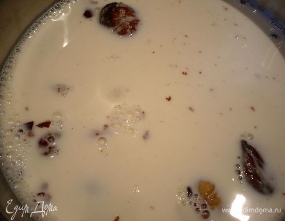 Кладем каштаны в кастрюлю и заливаем их молоком так, чтобы каштаны были слегка прикрыты. Варим, постоянно доливая молоко и время от времени помешивая, около часа. Тем временем грудки промываем под холодной водой, вытираем бумажным полотенцем, срезаем лишний жир и лишние волокна и укладываем в мешок или контейнер. Кладем на полчаса в морозильную камеру.