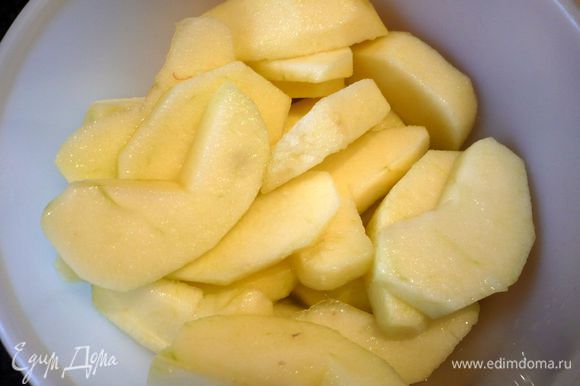 Яблоки очищаем от кожуры, режем на четвертинки, извлекаем семена, каждую четвертинку разрезаем еще на четыре части. Заливаем соком лимона.