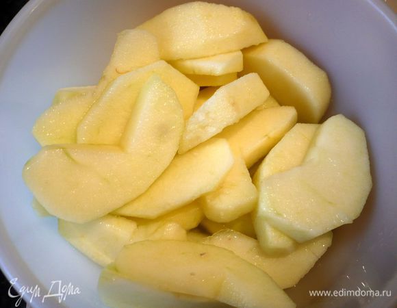 Яблоки очищаем от кожуры, режем на четвертинки, извлекаем семена, каждую четвертинку разрезаем еще на четыре части. Заливаем соком лимона. 