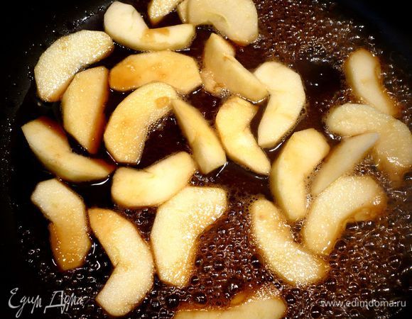 На сковороде растапливаем сахар, добавляем яблочный сок (будьте осторожны, брызги при этом очень сильные), добавляем яблоки и пару минут, помешивая деревянной лопаточкой, карамелизируем их. 