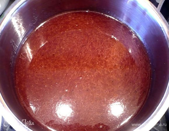 Разогреваем в сотейнике утиный жир, вливаем вино и гранатовый сок, а также утиный бульон (можно также использовать и куриный), перемешиваем, варим на сильном огне около 15 минут и даем соусу сократиться в объеме примерно в два раза.
По кусочкам вводим ледяное масло и постоянно взбиваем венчиком. Затем добавляем зерна граната (это лучше делать непосредственно перед подачей, чтобы гранат сохранил свой ароматный вкус!). Солим, перчим и по желанию подсахариваем наш соус. 
