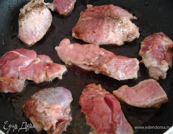 Подрумянивание отбивных:

На разогретую сковороду с маслом  уложить куски отбивных на расстоянии друг от друга. Если мясо положить вплотную, то оно будет тушиться, а не жариться. Для придания румяной корки обжарить их по 5 минут с обеих сторон на среднем огне.