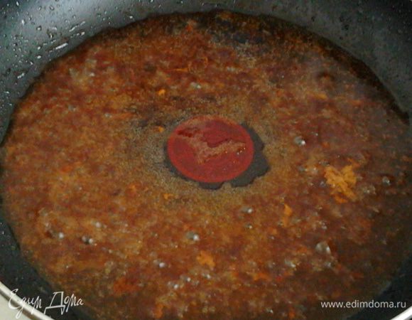 Деглазирование:

    Поставить сковороду еще раз на огонь и обильно полить вином.  Размешайте вино с соком и хорошо прокипятите на большом огне до состояния соуса.
    Мясо уложите на блюдо и полейте сверху соусом, можно посыпать сверху петрушкой. 