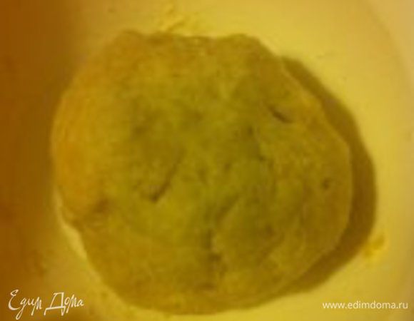 Слегка взбить 1 яйцо со сметаной, добавить в растертую с маслом муку, затем подмешать 1-2 ст. ложки ледяной воды и заместить тесто
