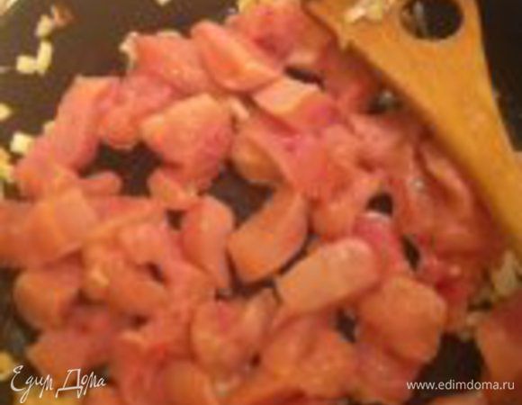 Приготовим начинку. Мелко нарезать луковицу. Разогреть в сковороде 2-3 ст.л. любого масла (у меня оливковое), выложить лук, обжарить до прозрачности. К луку добавить порезанную на кусочки (не слишком крупные) индейку. Готовить минут 5-10