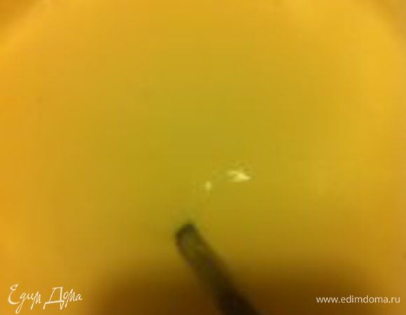 Для заливки в отдельной миске смешаем рикотту и два яйца, добавим сливки, все перемешаем