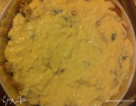 Сверху зальем все заливкой из рикотты, яиц, сливок и натертого сыра. Выпекать в духовке 45-50 минут