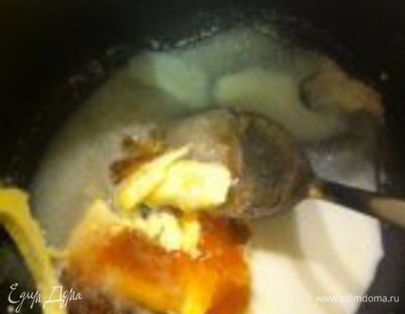 Духовку предварительно разогреть до 200 градусов. 
В кастрюльке подогреть сливочное масло, мед, сахар, молоко - до полного растворения сахара и масла. Полученную смесь необходимо остудить