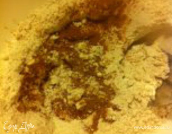 В миске смешать муку, какао и пряности