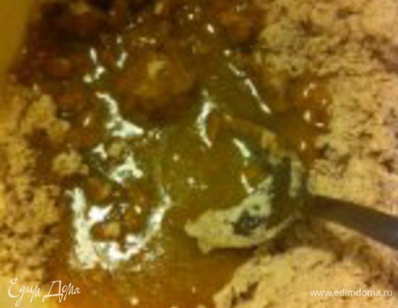 ...и остывшую масляно-сладкую смесь, тщательно перемешать